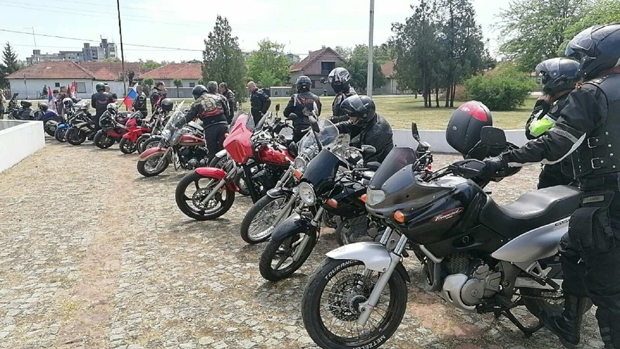 Нoћни ВУKОВИ крстаре војвођанским друмовима: Традиционална вожња моториста на Дан победе (ВИДЕО)